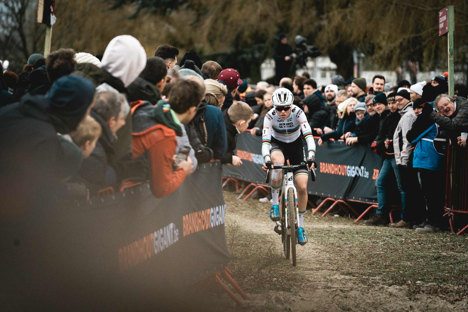 La championne du monde Van Empel s’impose en solo à Antwerpen