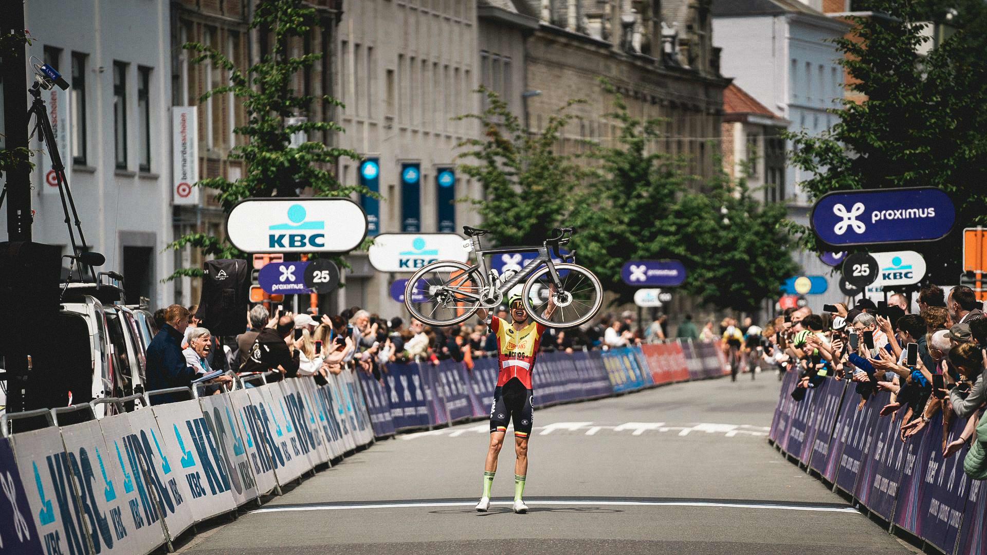 Jinze Joris snelt met indrukwekkende solo naar de zege bij de Mannen U17