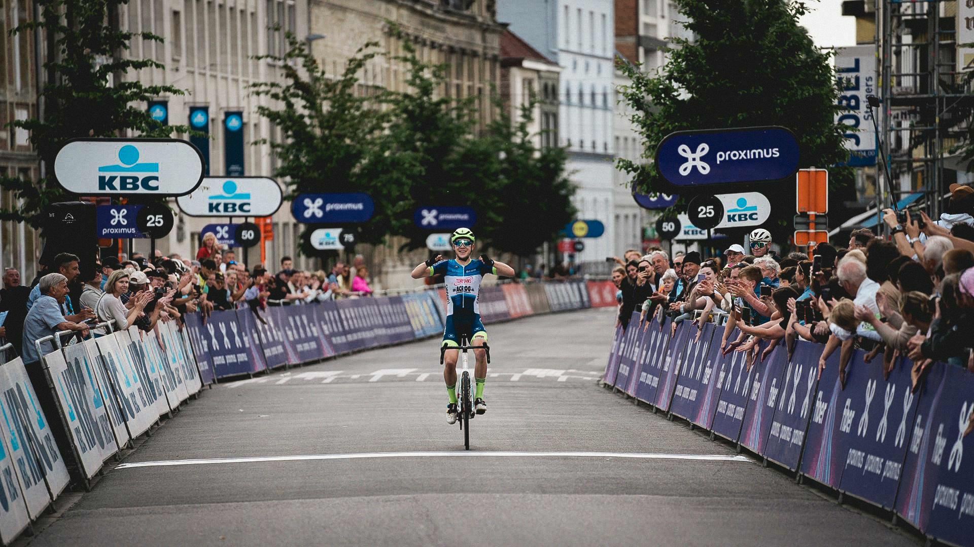 Aless De Bock soleert naar winst bij de Mannen U19