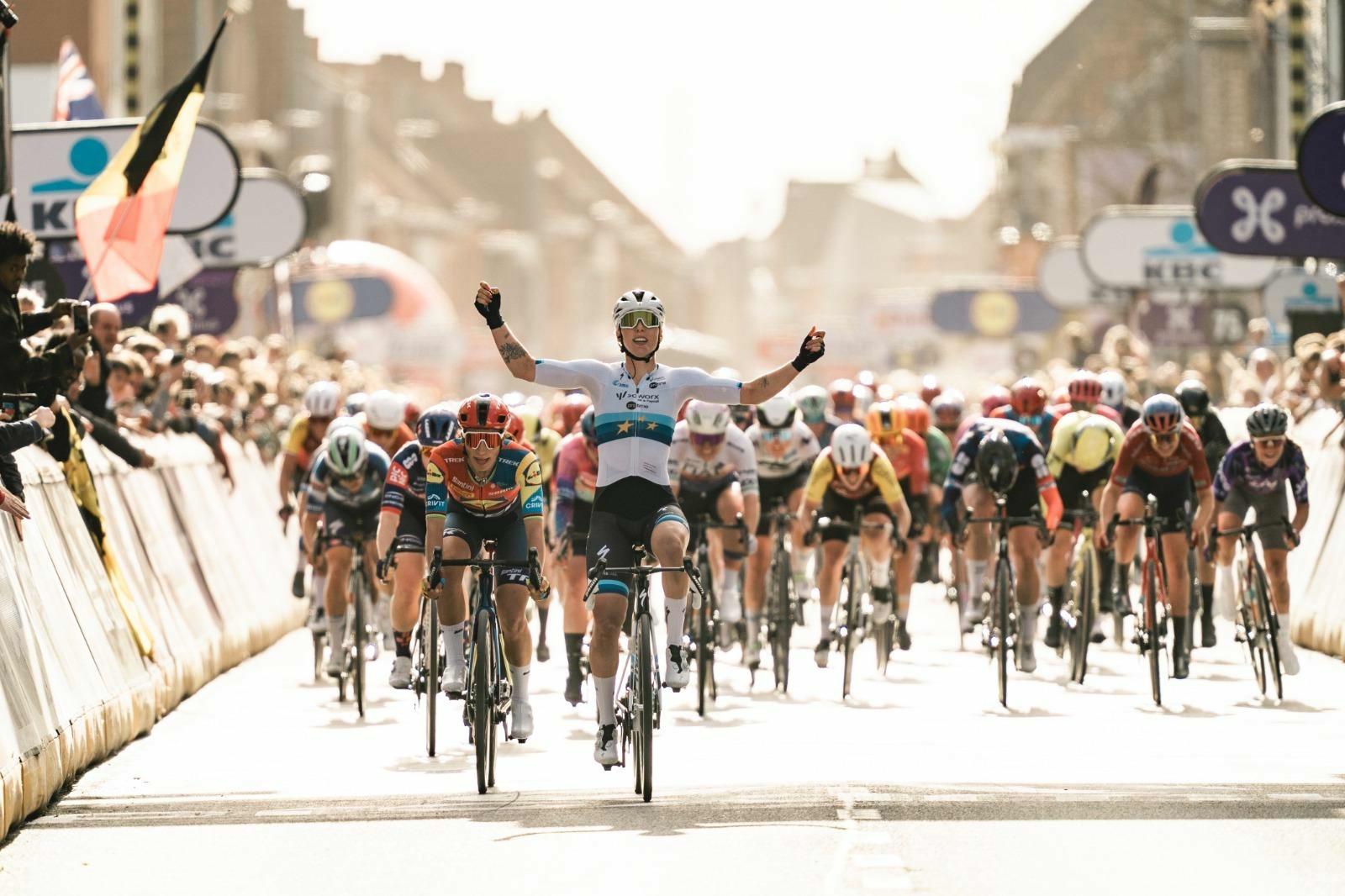 IJzersterke Wiebes sprint naar tweede opeenvolgende zege