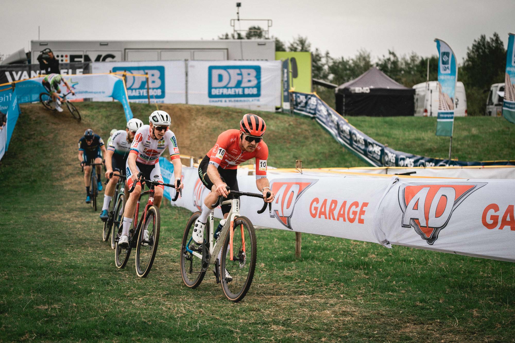 Michael Vanthourenhout sprint naar de zege in Ruddervoorde